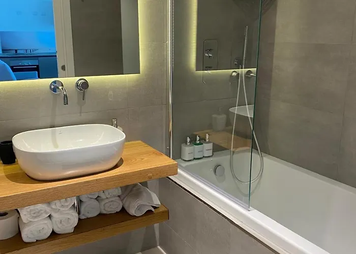 Mercury Tower Elena K 24th Panoramic View דירה *